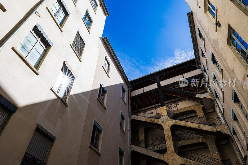 Cour des Voraces，以其楼梯而闻名，位于里昂的Croix-Rousse区